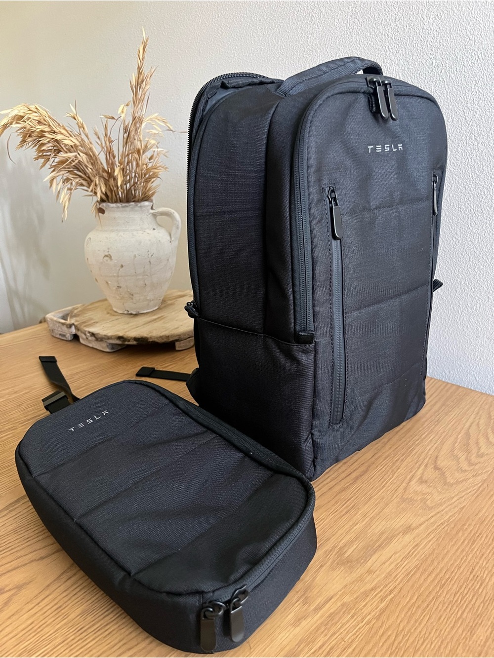 Tesla Black Laptop Travel Backpack with Matching Toiletry Pouch Set - Picture 14 of 14
